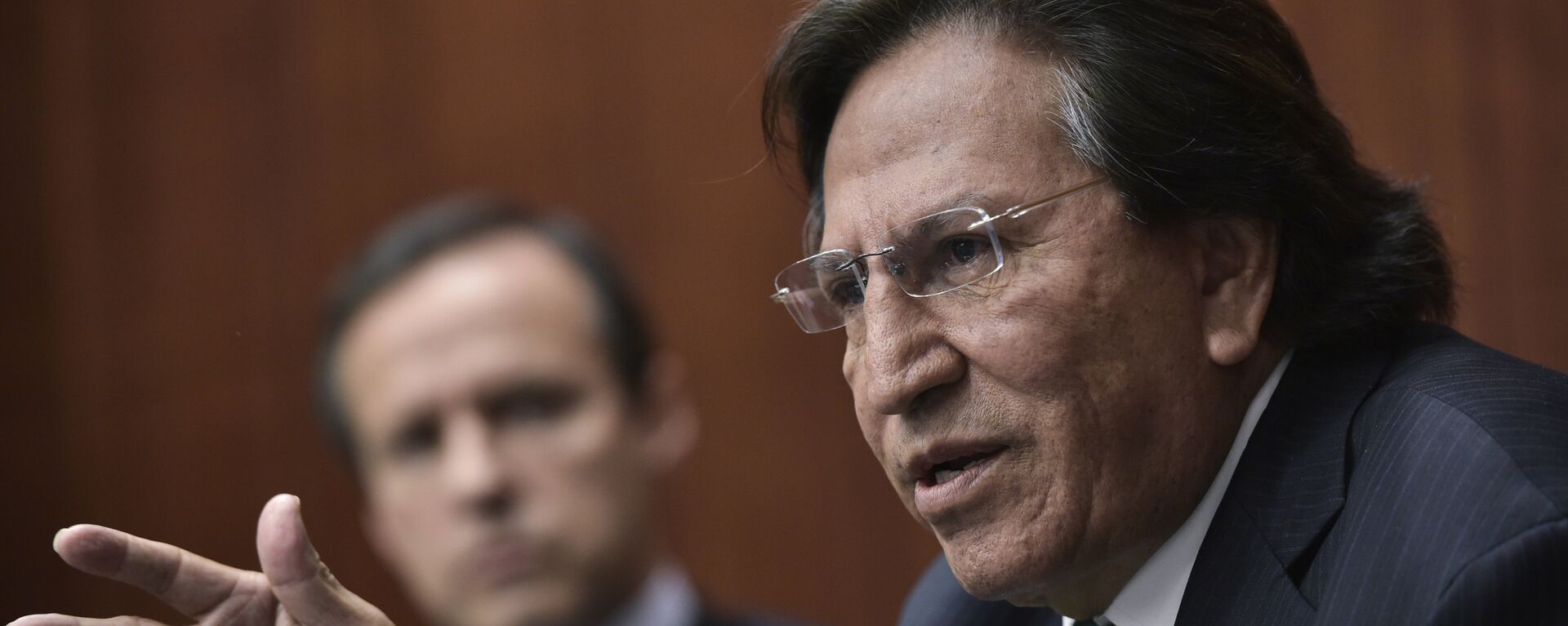 Former President of Peru Alejandro Toledo (R) speaks, watched by former President of Bolivia Jorge Quiroga (L), during a discussion on Venezuela and the OAS at The Center for Strategic and International Studies (CSIS) on June 17, 2016 in Washington, DC.  - Sputnik Mundo, 1920, 31.08.2022