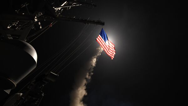 США нанесли ракетный удар по авиабазе в Сирии - Sputnik Mundo