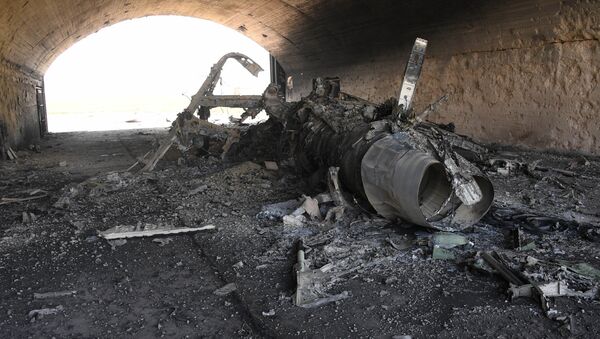 Последствия ракетного удара США по авиабазе в Сирии - Sputnik Mundo