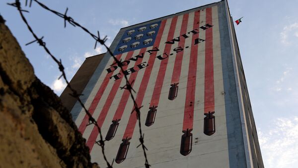 Graffiti with anti-US slogan is seen decorating the wall of a building in Tehran on July 14, 2015 - Sputnik Mundo