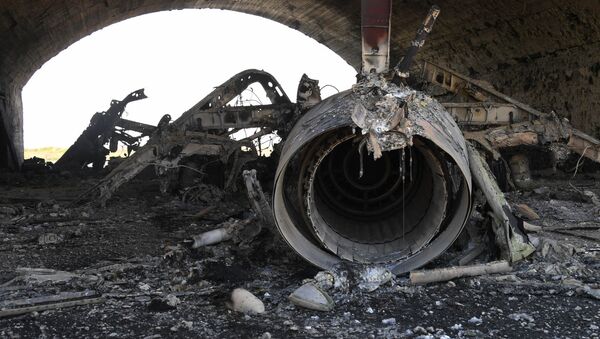Последствия ракетного удара США по авиабазе Шайрат в Сирии - Sputnik Mundo