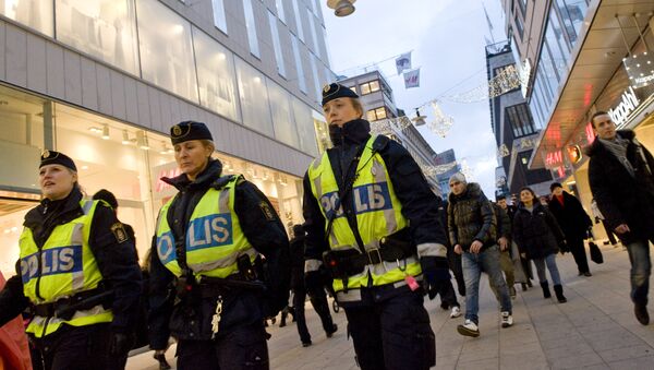 Policía sueca patrulla la calle de Drottninggatan - Sputnik Mundo