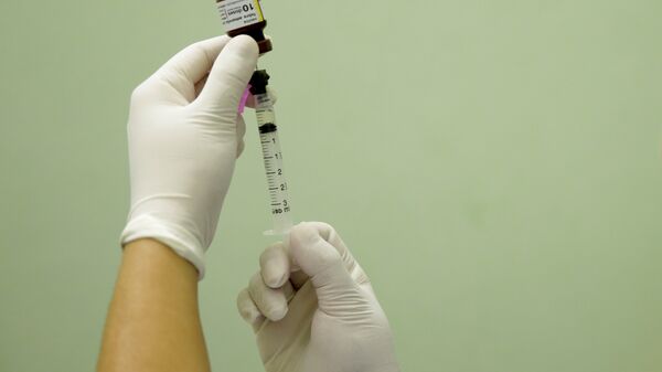 A health agent prepares a vaccine during a campaign of vaccination against yellow fever in Rio de Janeiro, Brazil - Sputnik Mundo