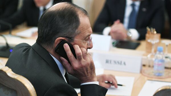 El ministro de Asuntos Exteriores, Serguéi Lavrov, habla por teléfono (imagen referencial) - Sputnik Mundo
