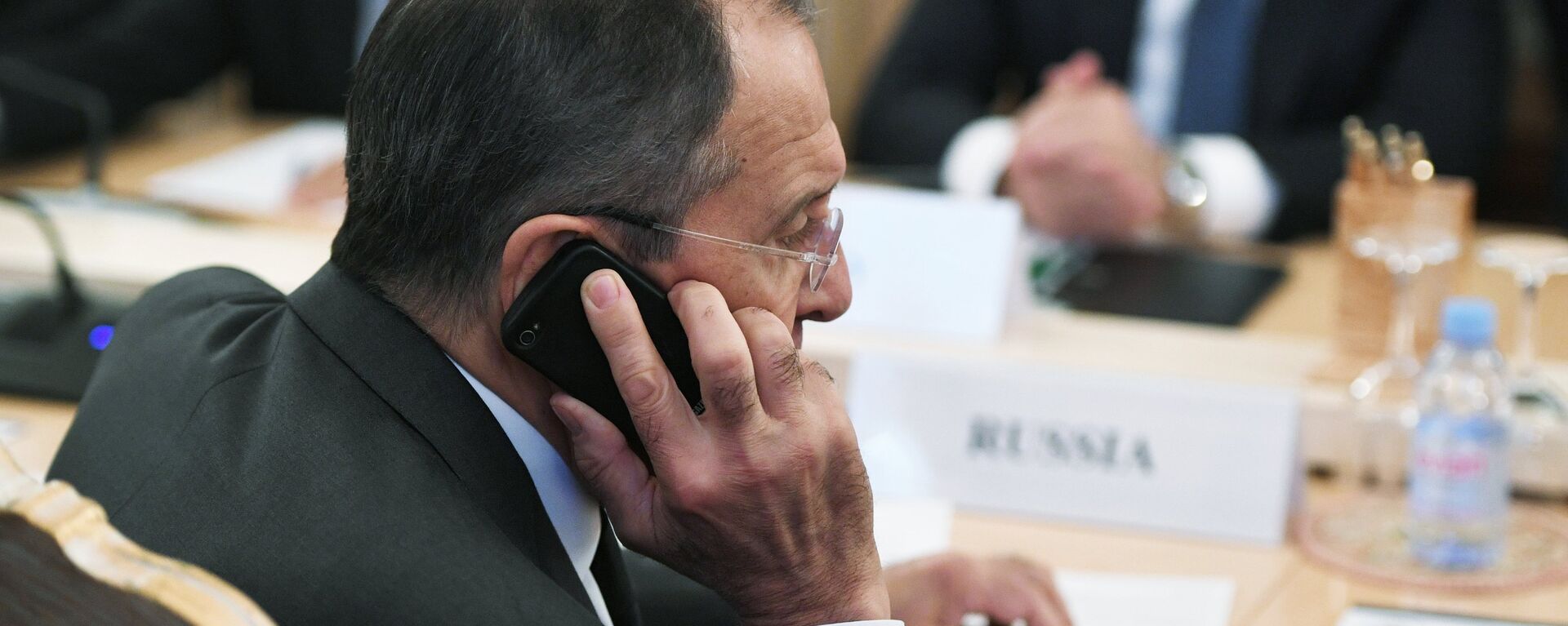El ministro de Asuntos Exteriores de Rusia, Serguéi Lavrov, habla por teléfono (imagen referencial) - Sputnik Mundo, 1920, 13.09.2022