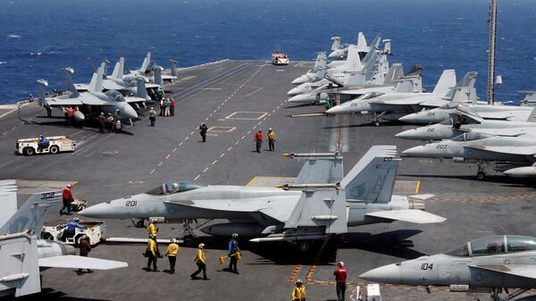 Cazas estadounidenses F-18 en el portaviones USS Carl Vinson en el Mar de China Meridional - Sputnik Mundo
