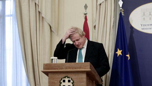 British Foreign Secretary Boris Johnson gestures during a joint press conference with Greek Foreign Minister Nikos Kotzias - Sputnik Mundo
