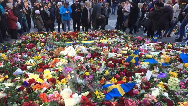 Las flores en honor a las víctimas del atentado en Estocolmo - Sputnik Mundo