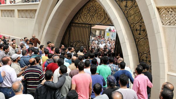Los egipcios enfrente de la iglesia donde se produjo la explosión - Sputnik Mundo