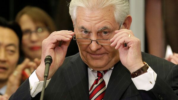 U.S. Secretary of State Rex Tillerson removes his glasses after delivering remarks to Department of State employees upon arrival at the Department of State in Washington, U.S., February 2, 2017 - Sputnik Mundo