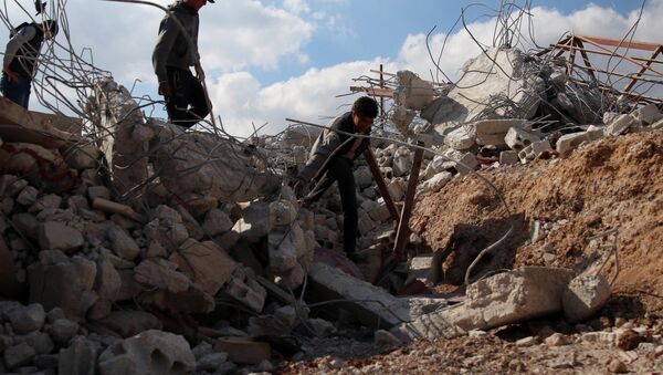 Youth inspect rubble of a damaged house after an airstrike yesterday on rebel-held Daraa Al-Balad, Syria April 7, 2017. - Sputnik Mundo