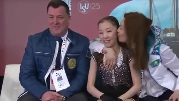 A todos nos ha pasado: madre orgullosa hace sonrojar a su hija patinadora - Sputnik Mundo