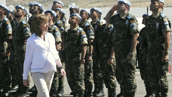 La exministra de Defensa Carme Chacón visita a las tropas desplegadas en Líbano. - Sputnik Mundo
