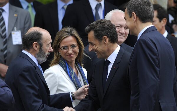 El expresidente francés Nicolás Sarkozy saluda al exministro del Interior, Alfredo Pérez Rubalcaba, ante la mirada de Zapatero y Chacón. - Sputnik Mundo