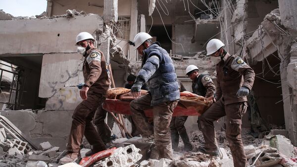 Syrian civil defence volunteers, known as the White Helmets, search for survivors following reported government airstrike on the rebel-held neighbourhood of Tishrin, on the northeastern outskirts of the capital Damascus - Sputnik Mundo