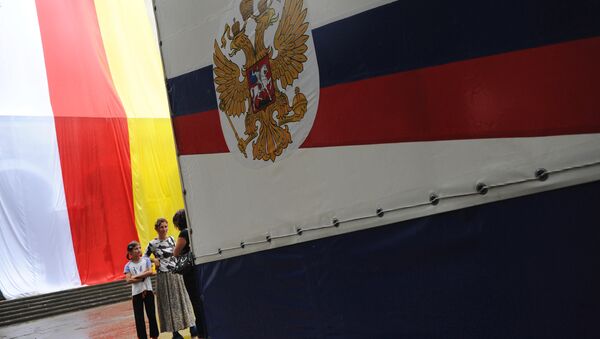 Las banderas de Osetia del Sur y Rusia - Sputnik Mundo