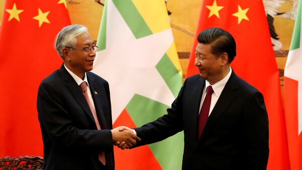 Xi Jinping y Htin Kyaw, los mandatarios de China y Birmania - Sputnik Mundo