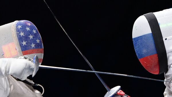 Las deportistas de esgrima de EEUU y Rusia - Sputnik Mundo