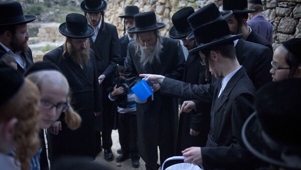 Ultra-Orthodox Jewish men collect water from a spring to make matza, a traditional handmade Passover unleavened bread - Sputnik Mundo