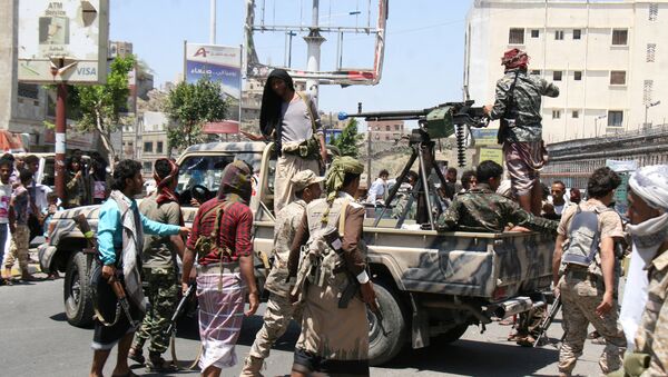 Pro-government tribal fighters patrol a street during a visit by a U.N. delegation in the war-torn southwestern city of Taiz, Yemen - Sputnik Mundo