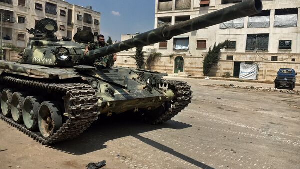 Un militar del Ejército sirio en un tanque T-72 (archivo) - Sputnik Mundo