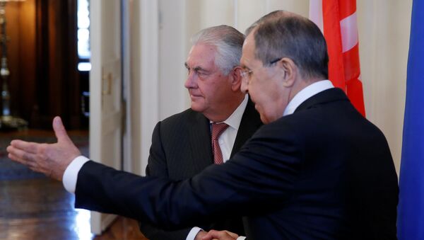 Russian Foreign Minister Lavrov shakes hands with U.S. Secretary of State Tillerson during their meeting in Moscow - Sputnik Mundo