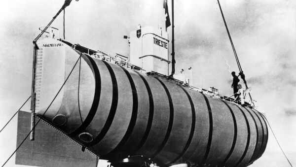 El batiscafo Trieste (diseñado por Auguste Piccard), el primer vehículo de llegar al fondo de la Fosa de las Marianas - Sputnik Mundo