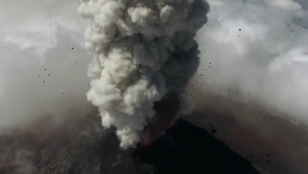 Filman desde dentro la erupción de dos volcanes en Guatemala - Sputnik Mundo