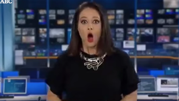 El chistoso susto de una presentadora australiana pillada en vivo - Sputnik Mundo