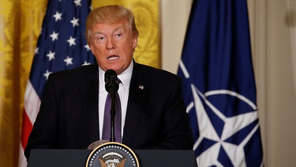 U.S. President Donald Trump addresses a joint news conference with NATO Secretary General Jens Stoltenberg in the East Room at the White House in Washington - Sputnik Mundo