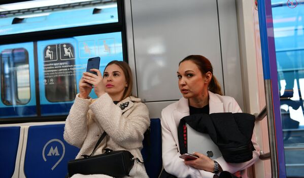 El mejor metro del mundo: estrenan innovadores trenes en Moscú - Sputnik Mundo