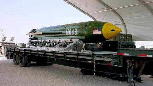 Una bomba GBU-43/B de EEUU - Sputnik Mundo
