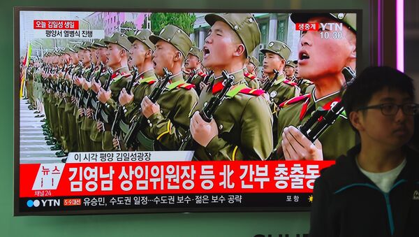 Un reportaje de la televisión surcoreana sobre el desfile militar en Pyongyang (archivo) - Sputnik Mundo
