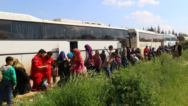 Habitantes evacuados de las localidades de Fua y Kefraya, Siria en abril del 2017 - Sputnik Mundo
