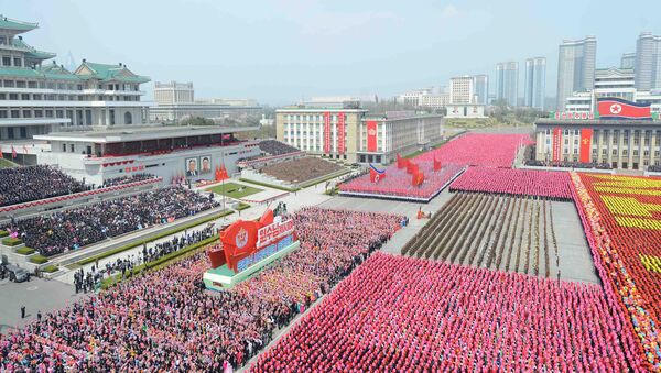 El desfile conmemorativo del 105 aniversario de Kim Il-sung en Pyongyang, Corea del Norte - Sputnik Mundo