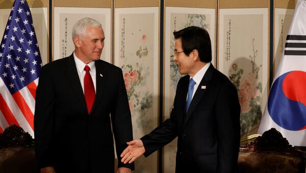 El vicepresidente de EEUU, Mike Pence, y el primer ministro surcoreano, Hwang Kyo-ahn - Sputnik Mundo