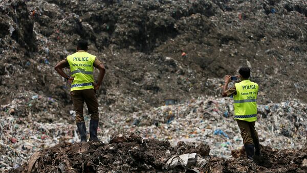 La policía de Sri Lanka frente a una montaña de basura en Meethotamulla, Colombo - Sputnik Mundo