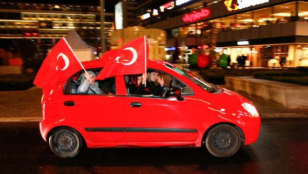 Partidarios de Erdogan tras el reférendum - Sputnik Mundo