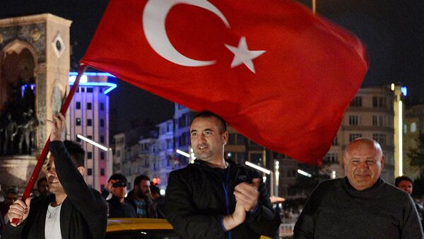 Partidarios de Erdogan tras el reférendum - Sputnik Mundo
