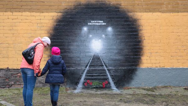 Grafiti en San-Petersburgo en homenaje a las víctimas del atentado en el metro - Sputnik Mundo