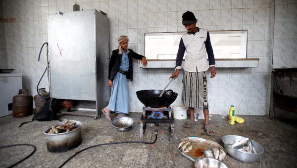 Cocineros preparan comida en un orfanato en Yemen - Sputnik Mundo