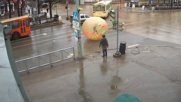 Un hombre recorre las calles dentro de una bola gigante - Sputnik Mundo