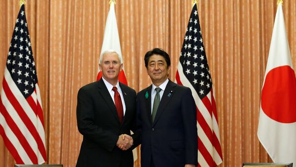 Mike Pence, vicepresidente de EEUU, y Shinzo Abe, primer ministro de Japón - Sputnik Mundo
