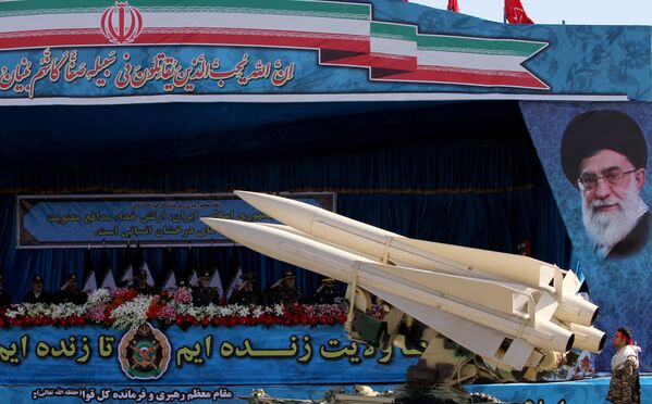 El impresionante desfile para conmemorar el Día del Ejército en Irán - Sputnik Mundo