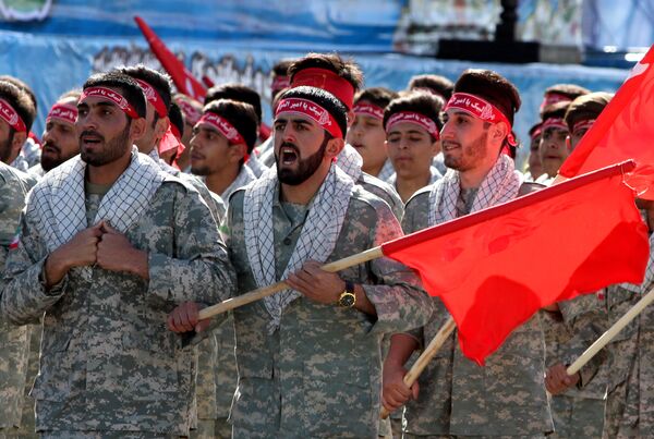 El impresionante desfile para conmemorar el Día del Ejército en Irán - Sputnik Mundo