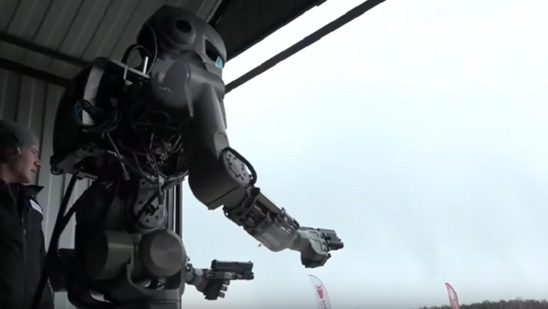 El humanoide robótico Fedor muestra habilidades de tiro - Sputnik Mundo