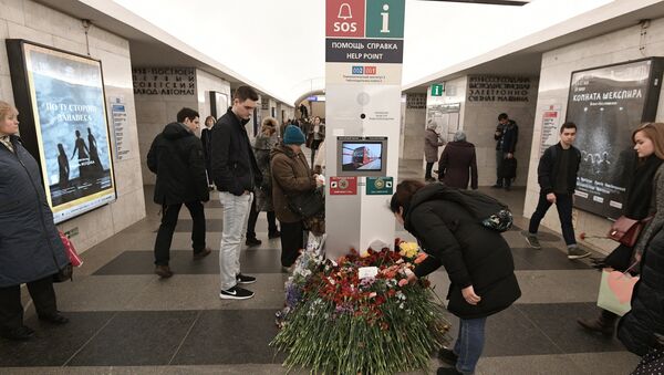 Las flores en homenaje a las víctimas de la explosión en San Petersburgo (archivo) - Sputnik Mundo