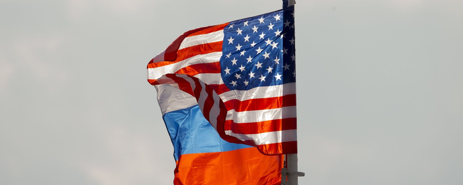 Banderas de Rusia y EEUU (archivo) - Sputnik Mundo, 1920, 09.02.2021