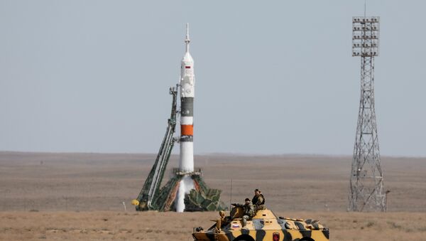 El personal de seguridad junto a la nave espacial Soyuz MS-04 poco antes de su lanzamiento en el cosmódromo de Baikonur, Kazajstán el 20 de abril de 2017. - Sputnik Mundo