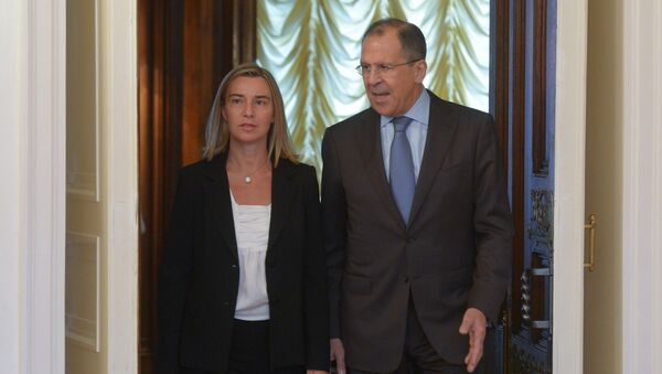 Federica Mogherini, alta representante de la Unión Europea, y Serguéi Lavrov, ministro de Exteriores ruso (archivo) - Sputnik Mundo